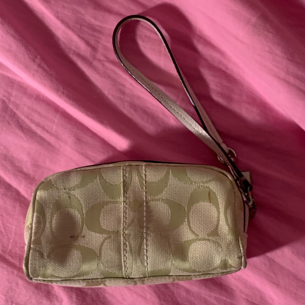 coach green wristlet